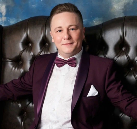 А любовь смеётся и поёт