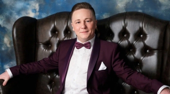 А любовь смеётся и поёт