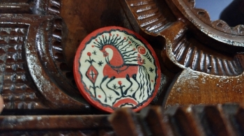 Роспись брошки: Мезенская роспись