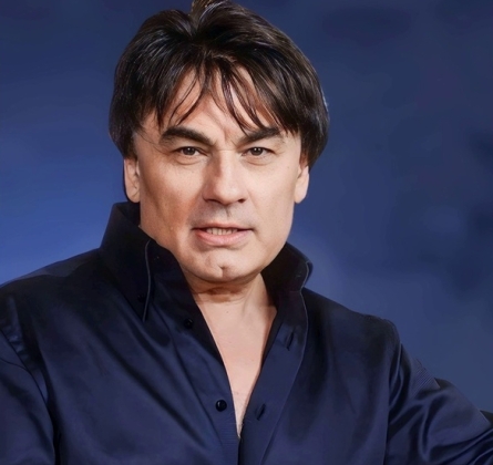 Александр Серов