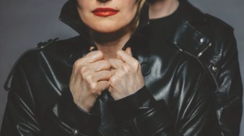 Это всё она