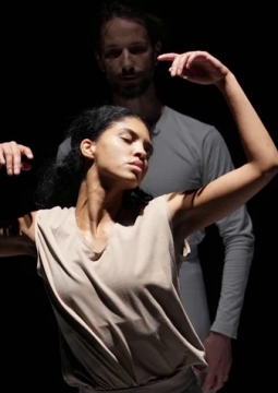 Между двумя