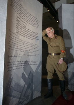 И помнит мир спасённый...