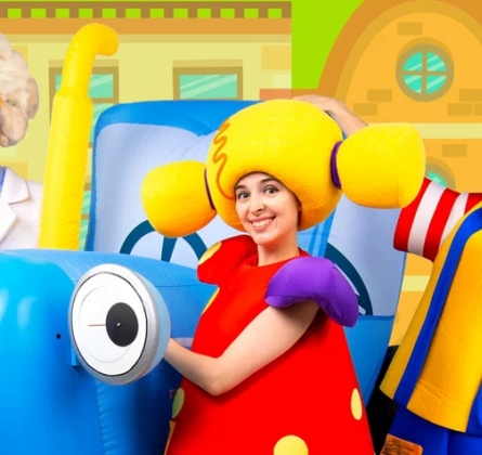 Синий трактор в городе