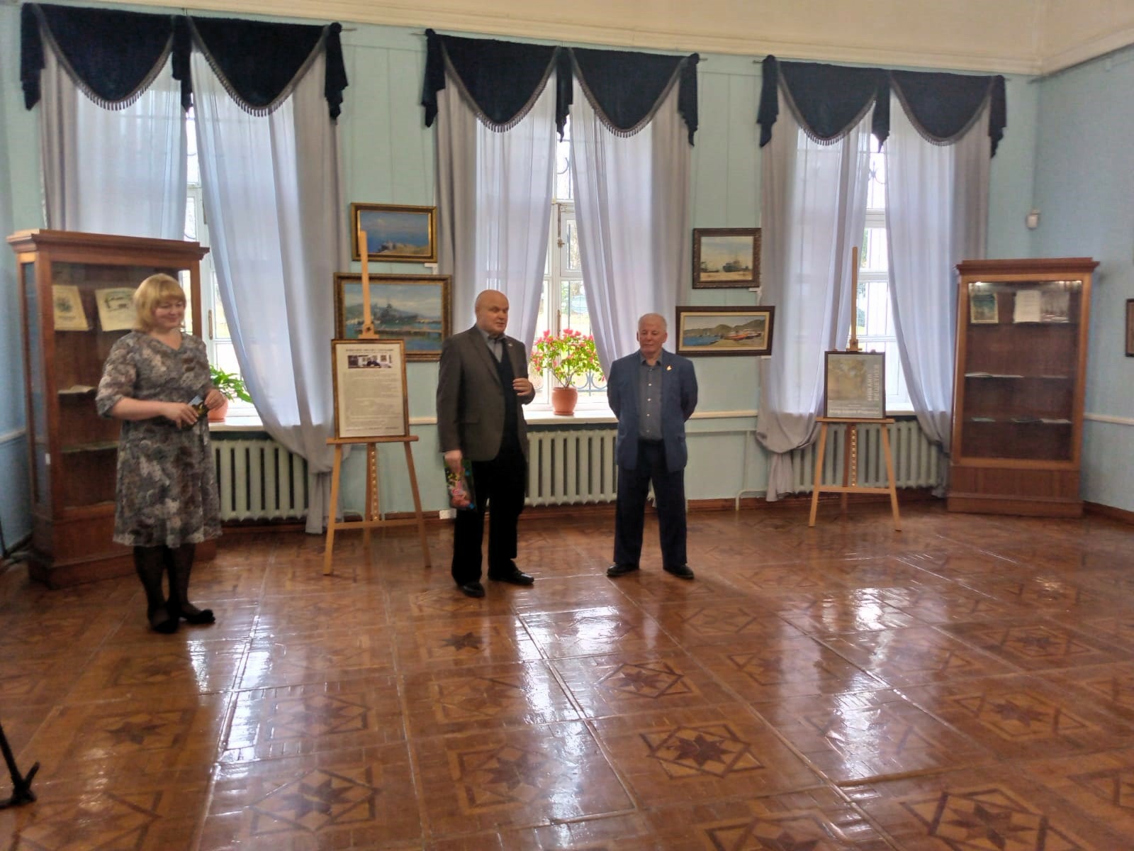 В Овстуге открылась выставка Михаила Решетнева 