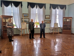 В Овстуге открылась выставка Михаила Решетнева "Мир моей Родины"