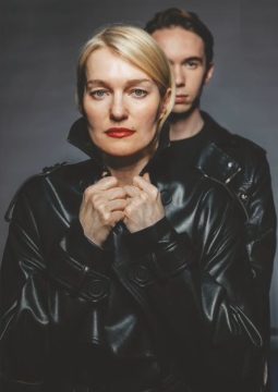 Это всё она