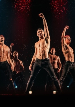 Шоу под дождем