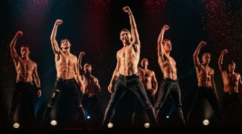 Шоу под дождем