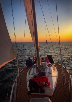 Вечерняя прогулка на яхте под парусом