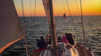 Вечерняя прогулка на яхте под парусом