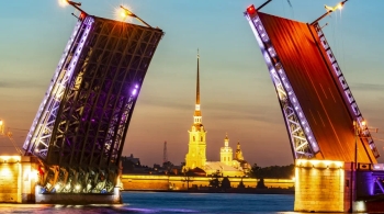 Под разведенными мостами