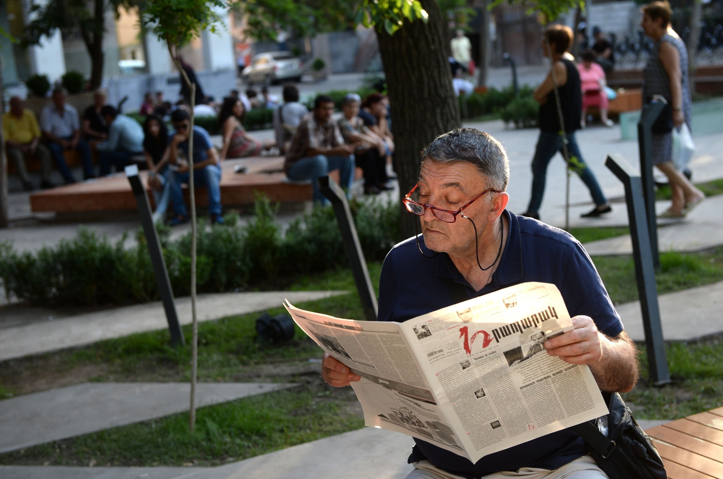 Пресса армении. Человек с газетой. Человек читает газету. Англичанин читает газету. Армянские СМИ.