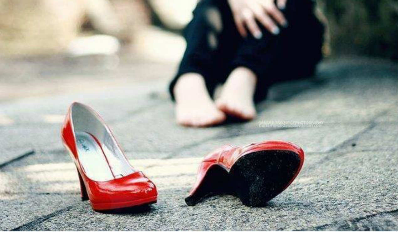 Слетевшая туфля. Туфли валяются на полу. Брошенные туфли. Девушка в туфлях. Сломанный каблук в туфлях.